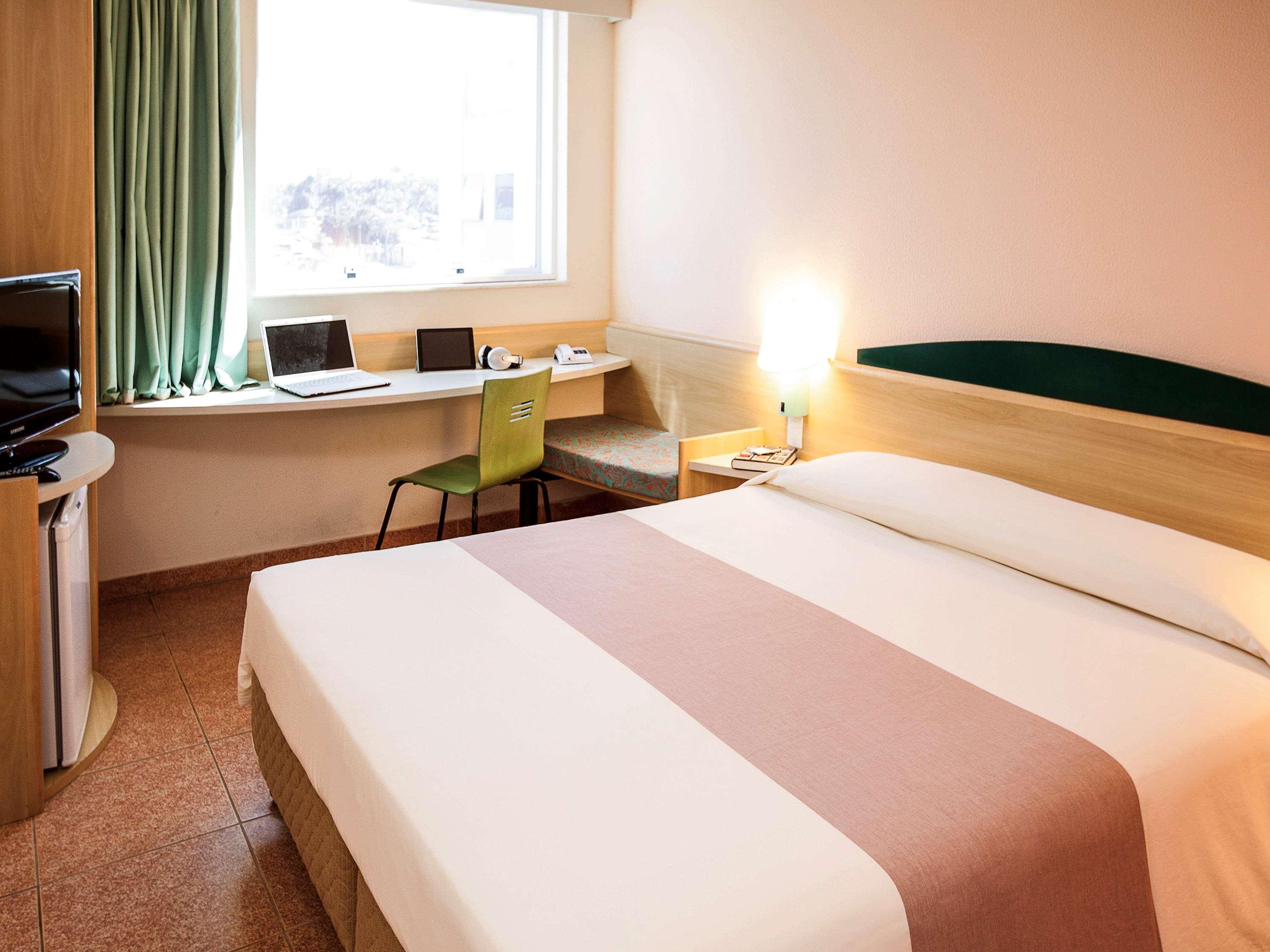 Отель Ibis Vitoria Aeroporto Экстерьер фото