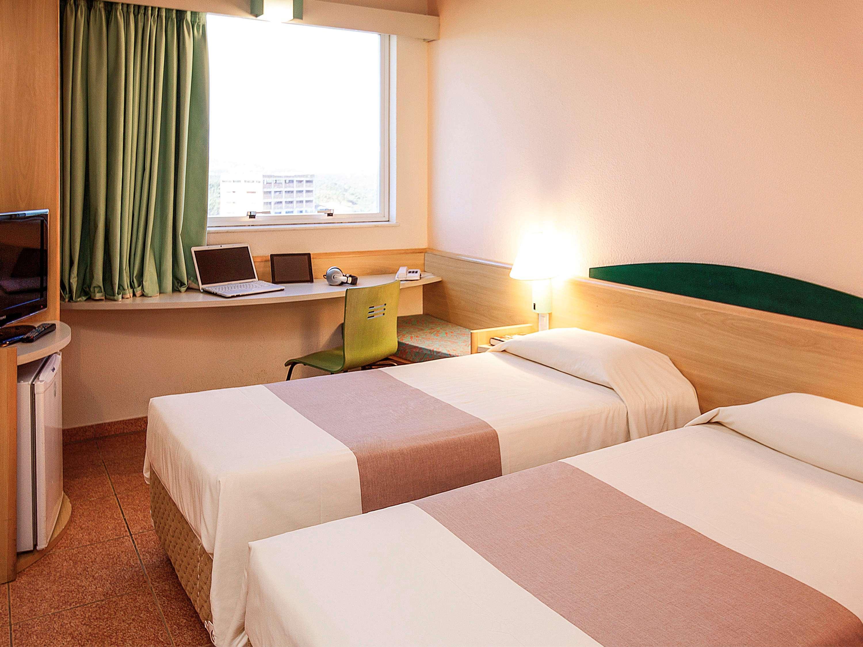Отель Ibis Vitoria Aeroporto Экстерьер фото