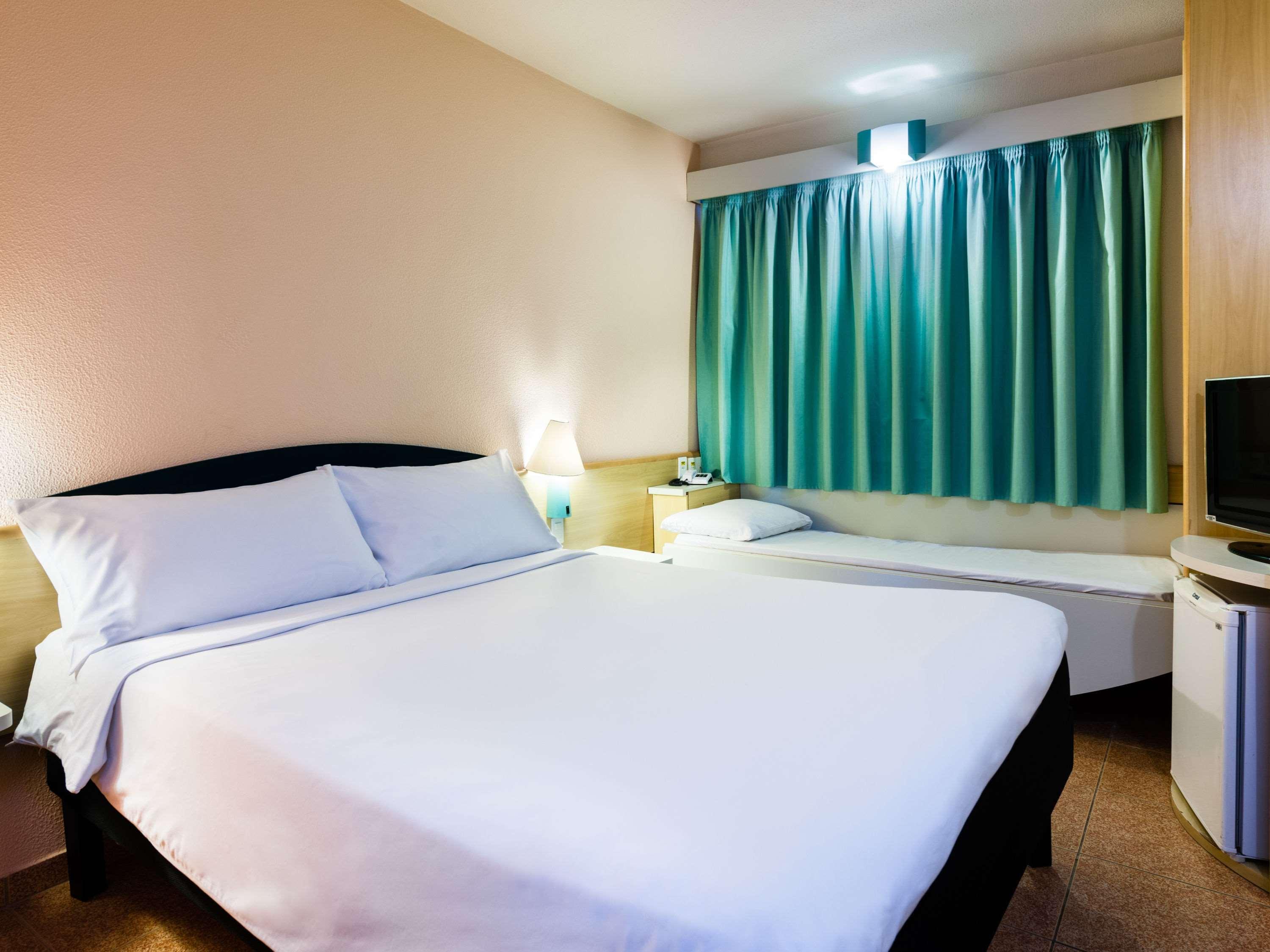 Отель Ibis Vitoria Aeroporto Экстерьер фото