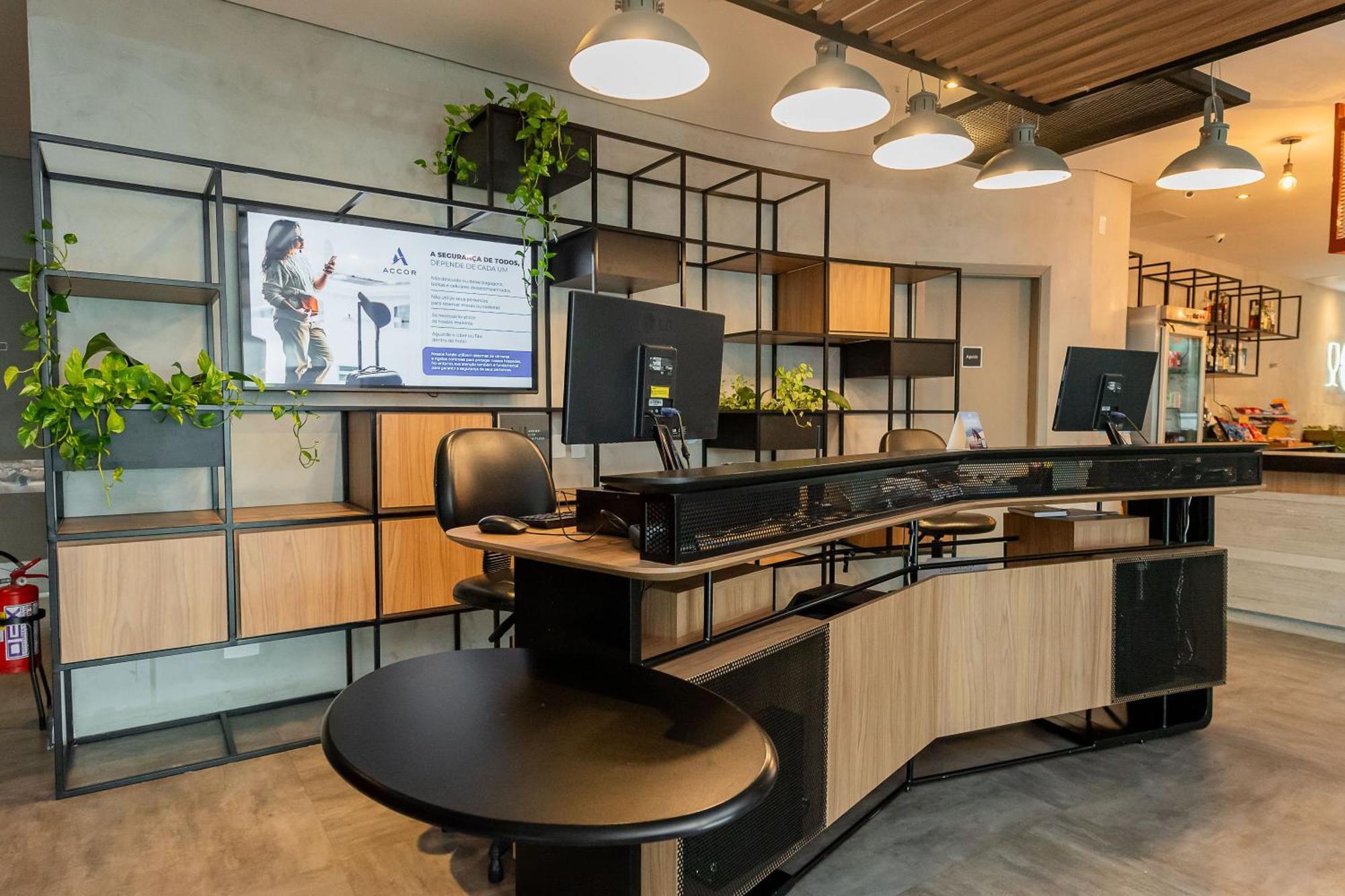 Отель Ibis Vitoria Aeroporto Экстерьер фото