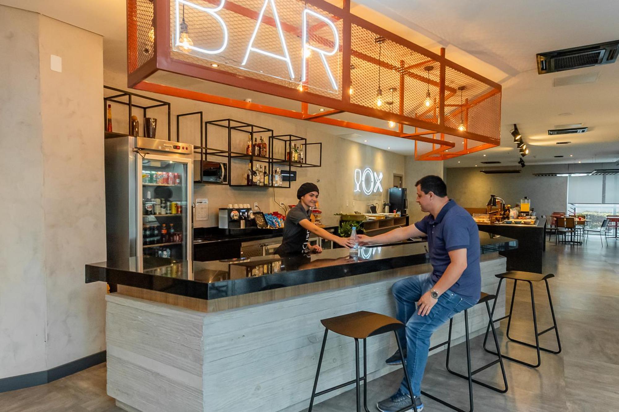 Отель Ibis Vitoria Aeroporto Экстерьер фото