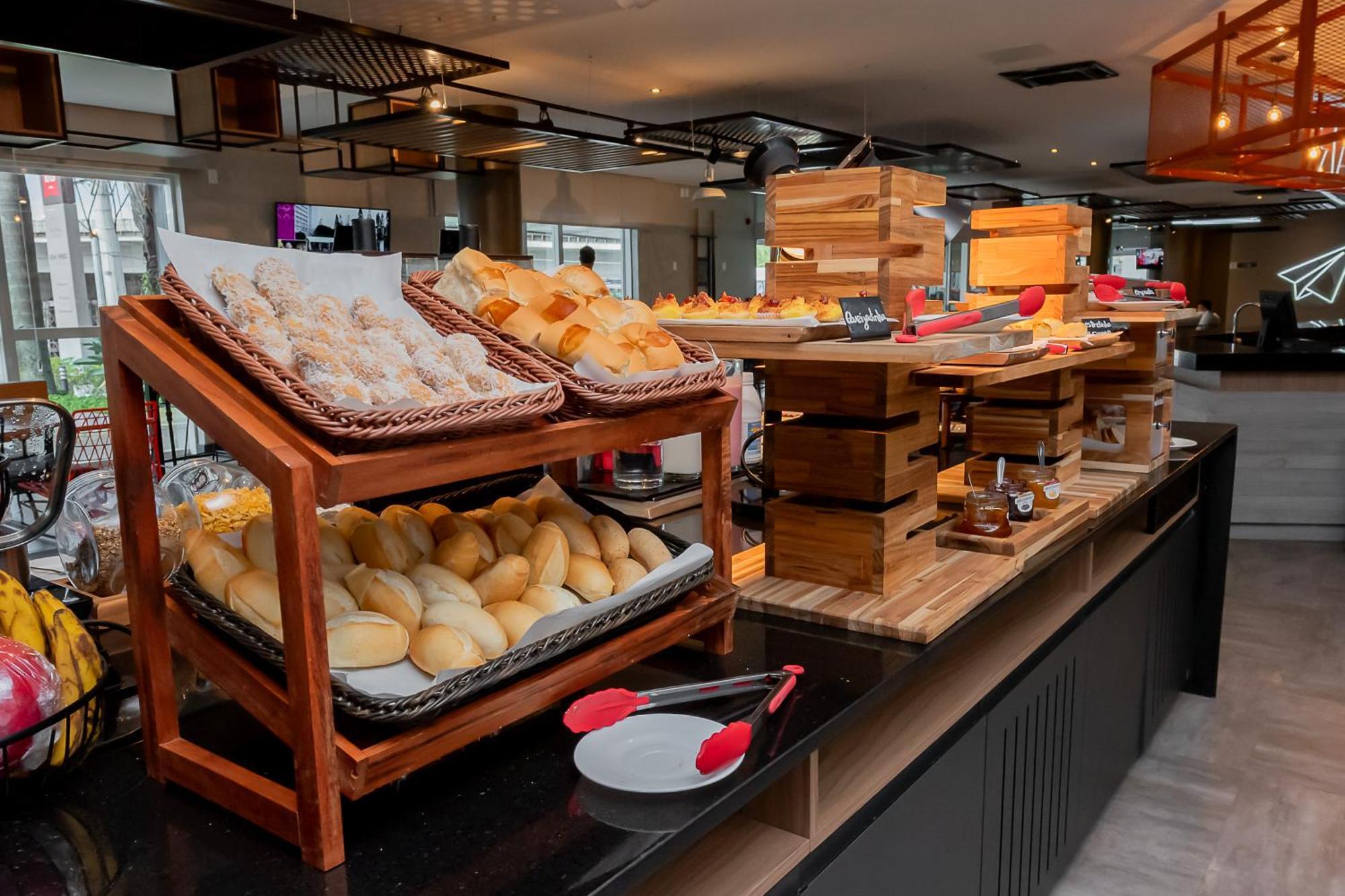 Отель Ibis Vitoria Aeroporto Экстерьер фото